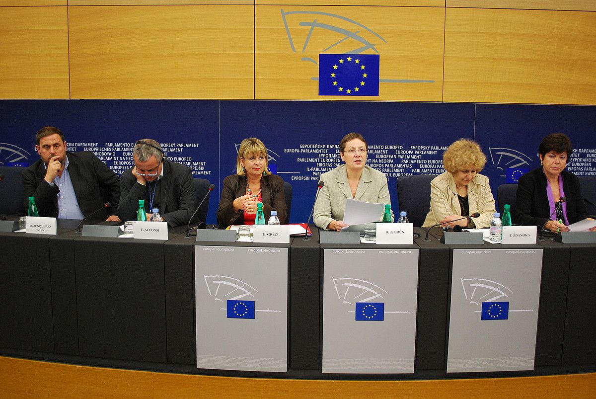 Friendship taldeko Oriol Junqueras, François Alfonsi, Catherine Grez, Bairbre de Brun, Tatjana Zdanoka eta Frieda Brepoels. STEVEN CORNELIUS. Friendship taldeko Oriol Junqueras, François Alfonsi, Catherine Grez, Bairbre de Brun, Tatjana Zdanoka eta Frieda Brepoels. STEVEN CORNELIUS.