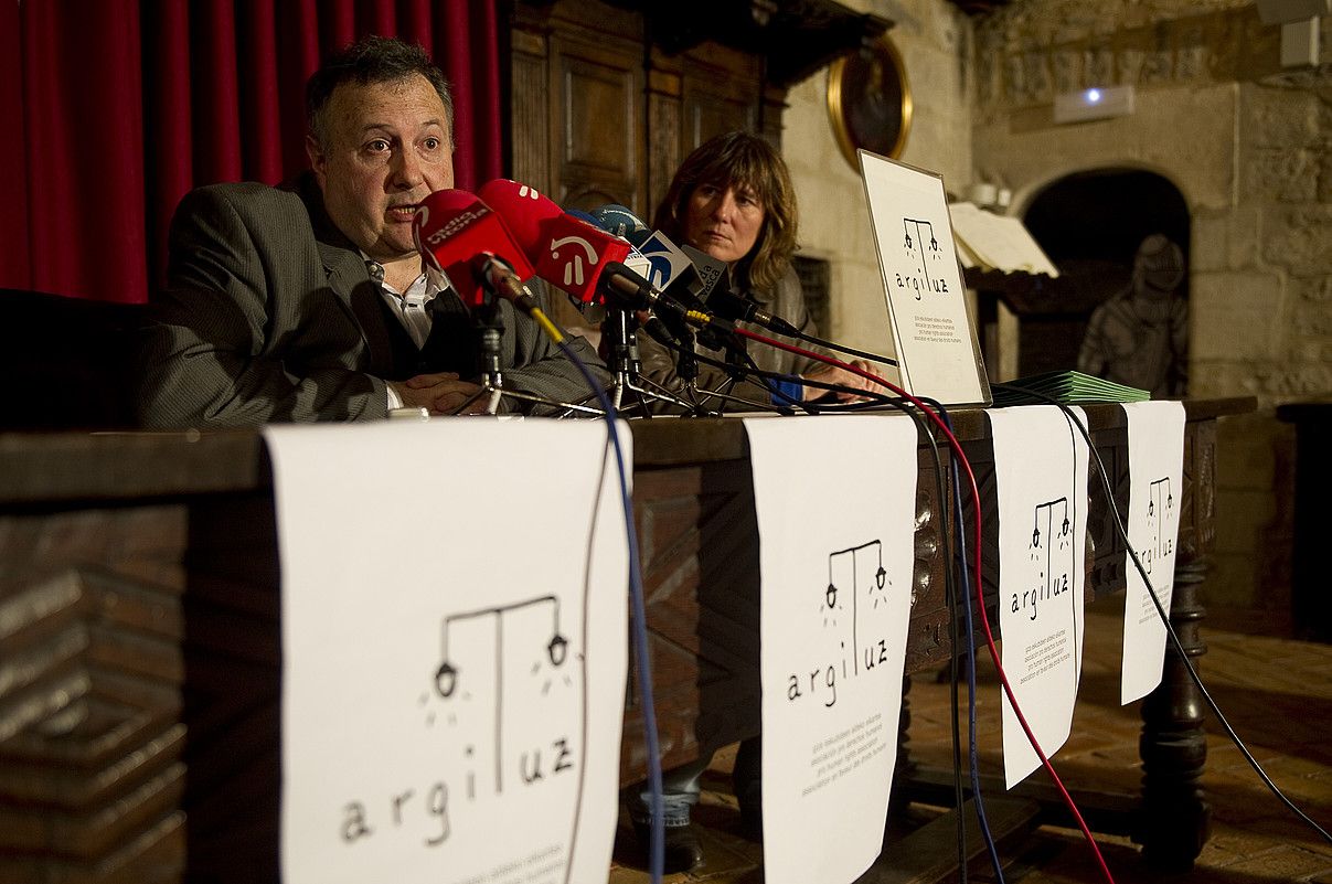 Andres Krakenberger eta Bertha Gaztelumendi, atzo, Argituz elkarteak osatutako indarkeria politikoaren urraketen maparen aurkezpenean. RAUL BOGAJO / ARGAZKI PRESS. Andres Krakenberger eta Bertha Gaztelumendi, atzo, Argituz elkarteak osatutako indarkeria politikoaren urraketen maparen aurkezpenean. RAUL BOGAJO / ARGAZKI PRESS.