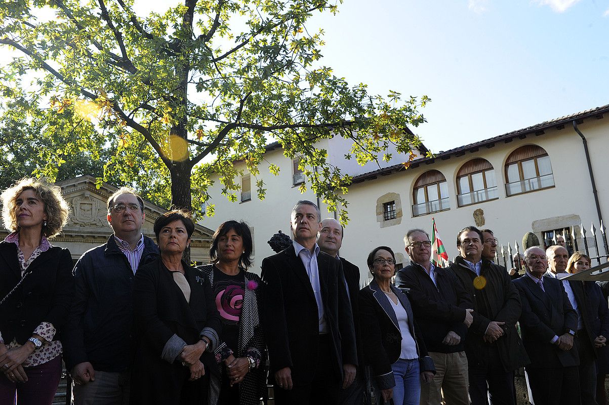 EAJko buru politiko eta instituzionalek bildu zuten Urkullu; tartean, Ana Madariaga, Andoni Ortuzar eta Jose Antonio Ardanzak. MONIKA DEL VALLE / ARGAZKI PRESS. EAJko buru politiko eta instituzionalek bildu zuten Urkullu; tartean, Ana Madariaga, Andoni Ortuzar eta Jose Antonio Ardanzak. MONIKA DEL VALLE / ARGAZKI PRESS.