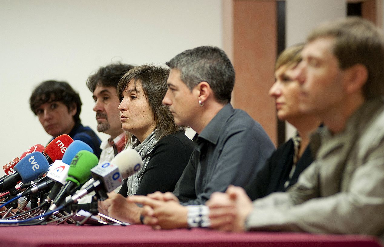 Amaia Agirresarobe, Pello Urizar, Maribi Ugarteburu, Oskar Matute, Ikerne Badiola eta Rufi Etxeberria, atzo. JON URBE / ARGAZKI PRESS. Amaia Agirresarobe, Pello Urizar, Maribi Ugarteburu, Oskar Matute, Ikerne Badiola eta Rufi Etxeberria, atzo. JON URBE / ARGAZKI PRESS.