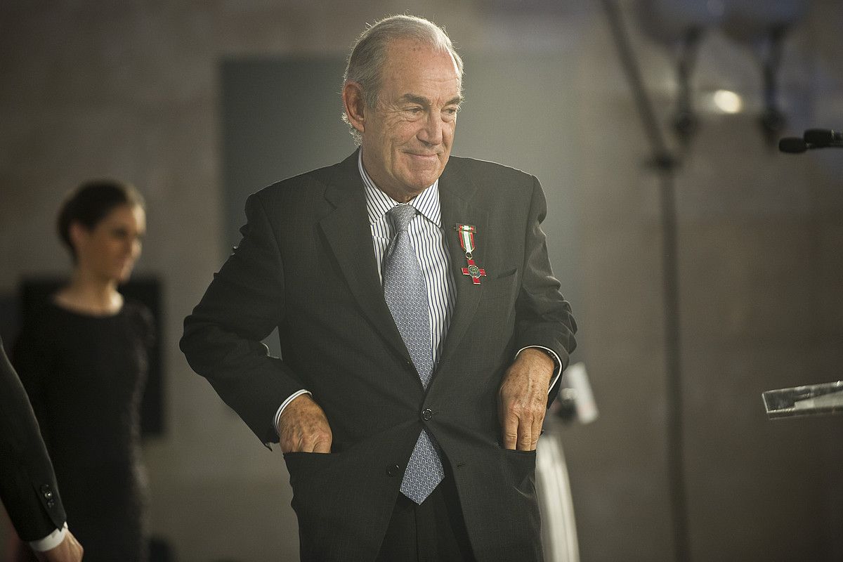 Carlos Garaikoetxea lehendakari ohia, ipini berri zioten dominarekin, atzo Lehendakaritzan. JUANAN RUIZ / ARGAZKI PRESS. Carlos Garaikoetxea lehendakari ohia, ipini berri zioten dominarekin, atzo Lehendakaritzan. JUANAN RUIZ / ARGAZKI PRESS.