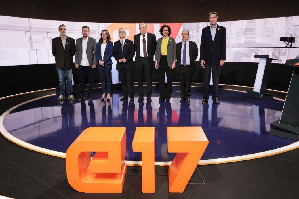 Hautagaiak, TV3eko zuzendariarekin, eztabaida hasi aurretik. TV3