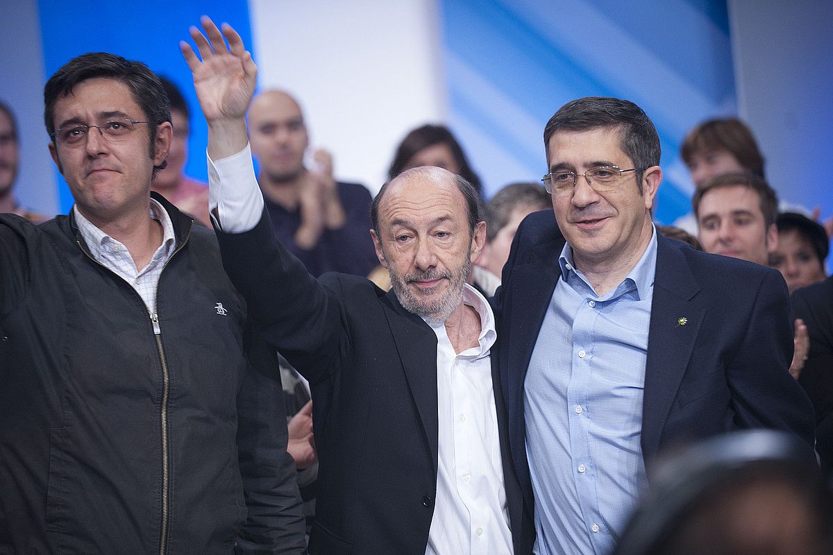 Eduardo Madina, Alfredo Perez Rubalcaba eta Patxi Lopez, atzo. GARI GARAIALDE / ARGAZKI PRESS. Eduardo Madina, Alfredo Perez Rubalcaba eta Patxi Lopez, atzo. GARI GARAIALDE / ARGAZKI PRESS.