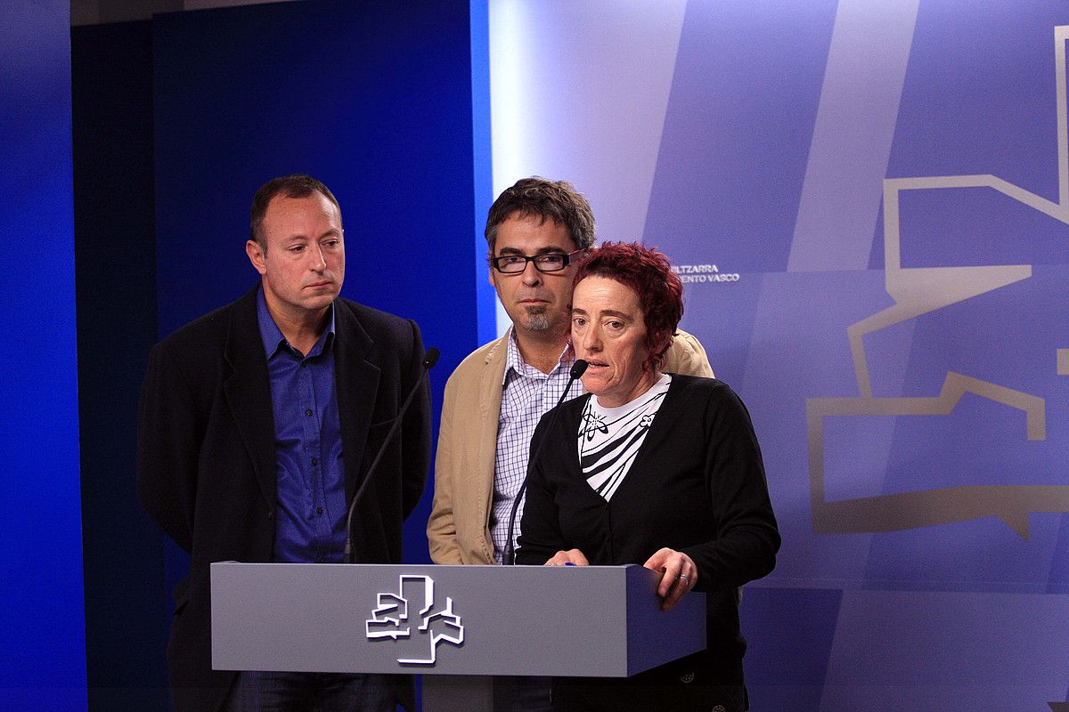 Garbiñe Petriati, atzo, Eusko Legebiltzarrean egindako agerraldian hizketan; alboan, Juango Agirrezabala eta Paul Bilbao. KONTSEILUA. Garbiñe Petriati, atzo, Eusko Legebiltzarrean egindako agerraldian hizketan; alboan, Juango Agirrezabala eta Paul Bilbao. KONTSEILUA.
