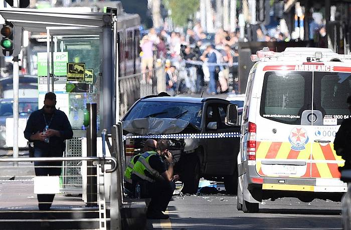 Melbourneko (Australia) harrapaketan kaltetutako autoetako bat. JOE CASTRO, EFE