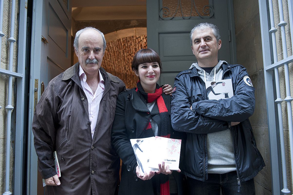 Juan Kruz Igerabide, Maite Gurrutxaga eta Karlos Linazasoro, atzo, Donostian egindako aurkezpenean. JON URBE / ARP.