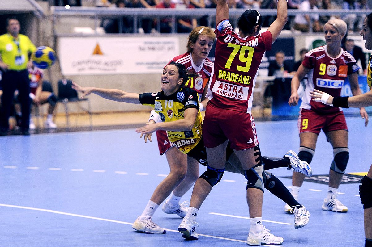 Macarena Aguilar, Itxakokoa, Oltchimeko bi jokalariren artean atera jaurtitzen. IÑIGO URIZ / ARGAZKI PRESS. Macarena Aguilar, Itxakokoa, Oltchimeko bi jokalariren artean atera jaurtitzen. IÑIGO URIZ / ARGAZKI PRESS.
