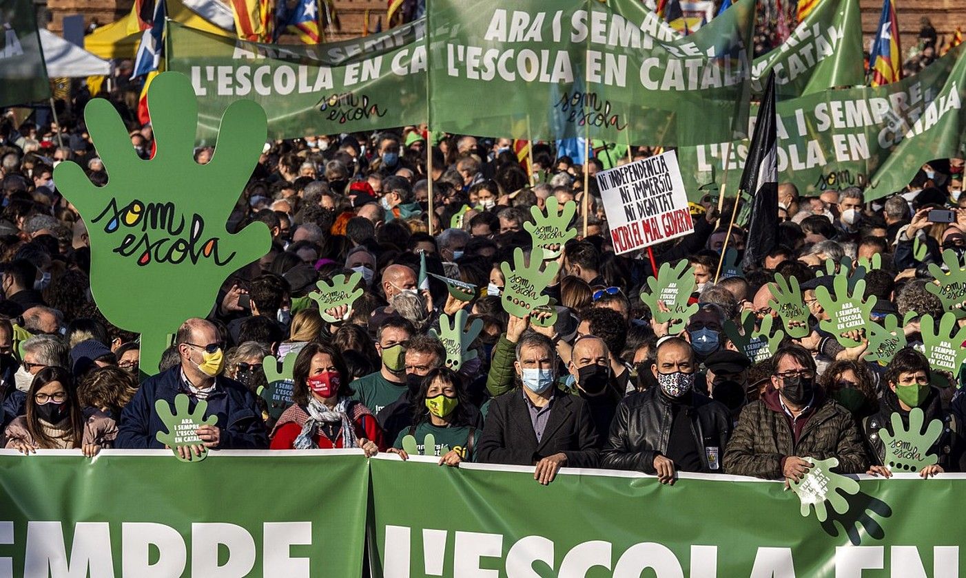 Som Escola plataformak deituta iragan abenduan murgiltze ereduaren alde Bartzelonan egin zuten manifestazioa, Ara i sempre, l'escola en català lelopean (Orain eta beti, eskola katalanez). DANI CODINA.