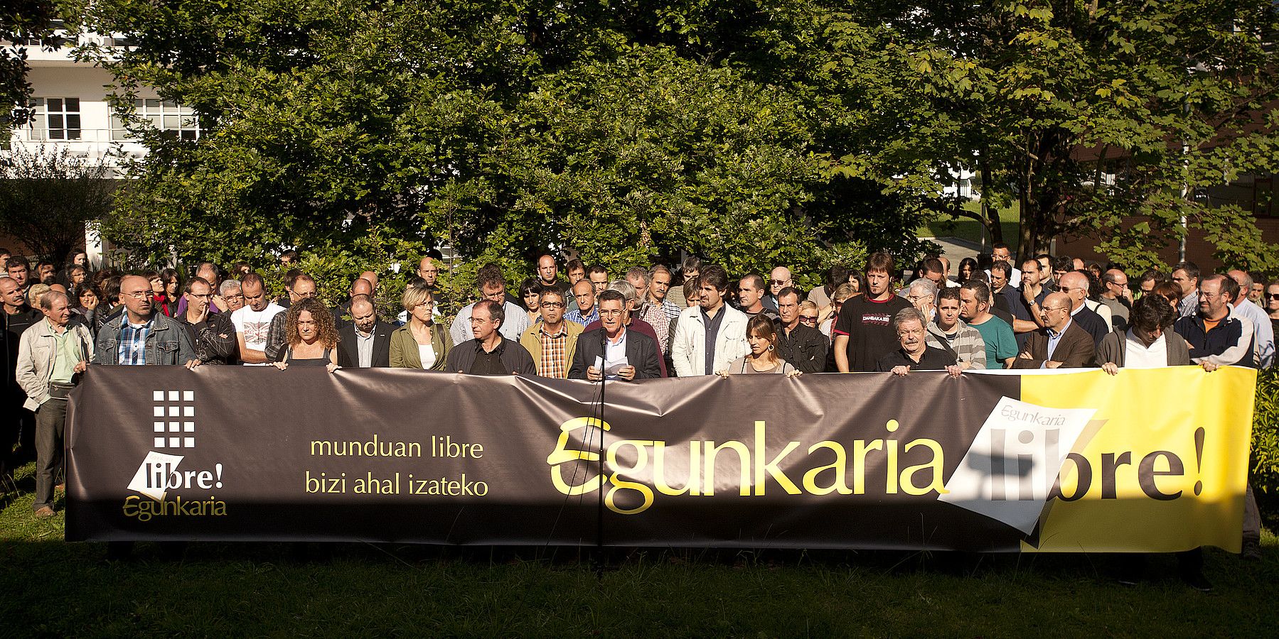 Egunkaria-ren auzi ekonomikoan auzipetuak eta haiei babesa ematera joandakoak, atzo, Martin Ugalde kultur parkean. GARI GARAIALDE / ARGAZKI PRESS. Egunkaria-ren auzi ekonomikoan auzipetuak eta haiei babesa ematera joandakoak, atzo, Martin Ugalde kultur parkean. GARI GARAIALDE / ARGAZKI PRESS.