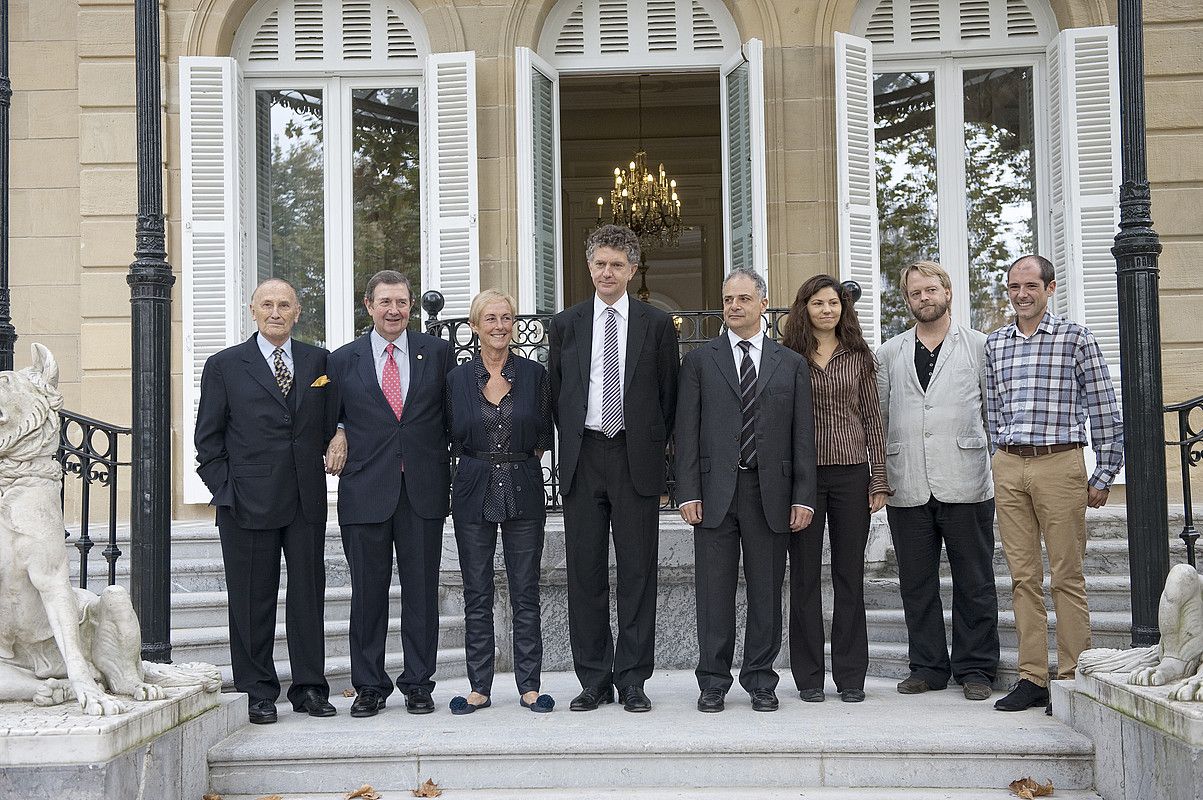 Vicente Zaragueta, Miguel Lazpiur, Txaro Arteaga, Jonathan Powel, Pierre Hazan, Katrine Tantie, Kristian Herbozheilmer eta Paul Rios, atzo. JON URBE / ARGAZKI PRESS. Vicente Zaragueta, Miguel Lazpiur, Txaro Arteaga, Jonathan Powel, Pierre Hazan, Katrine Tantie, Kristian Herbozheilmer eta Paul Rios, atzo. JON URBE / ARGAZKI PRESS.
