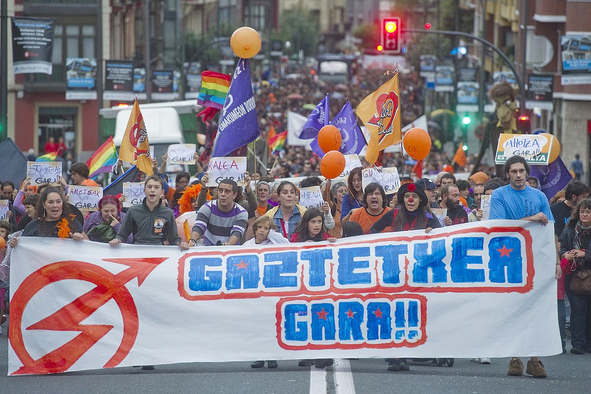 Jende ugari bildu zen manifestaziora; pankarta handi batekin zabaldu zuten bidea, gaztetxearen aldeko mezuarekin. LUIS JAUREGIALTZO / ARGAZKI PRESS. Jende ugari bildu zen manifestaziora; pankarta handi batekin zabaldu zuten bidea, gaztetxearen aldeko mezuarekin. LUIS JAUREGIALTZO / ARGAZKI PRESS.