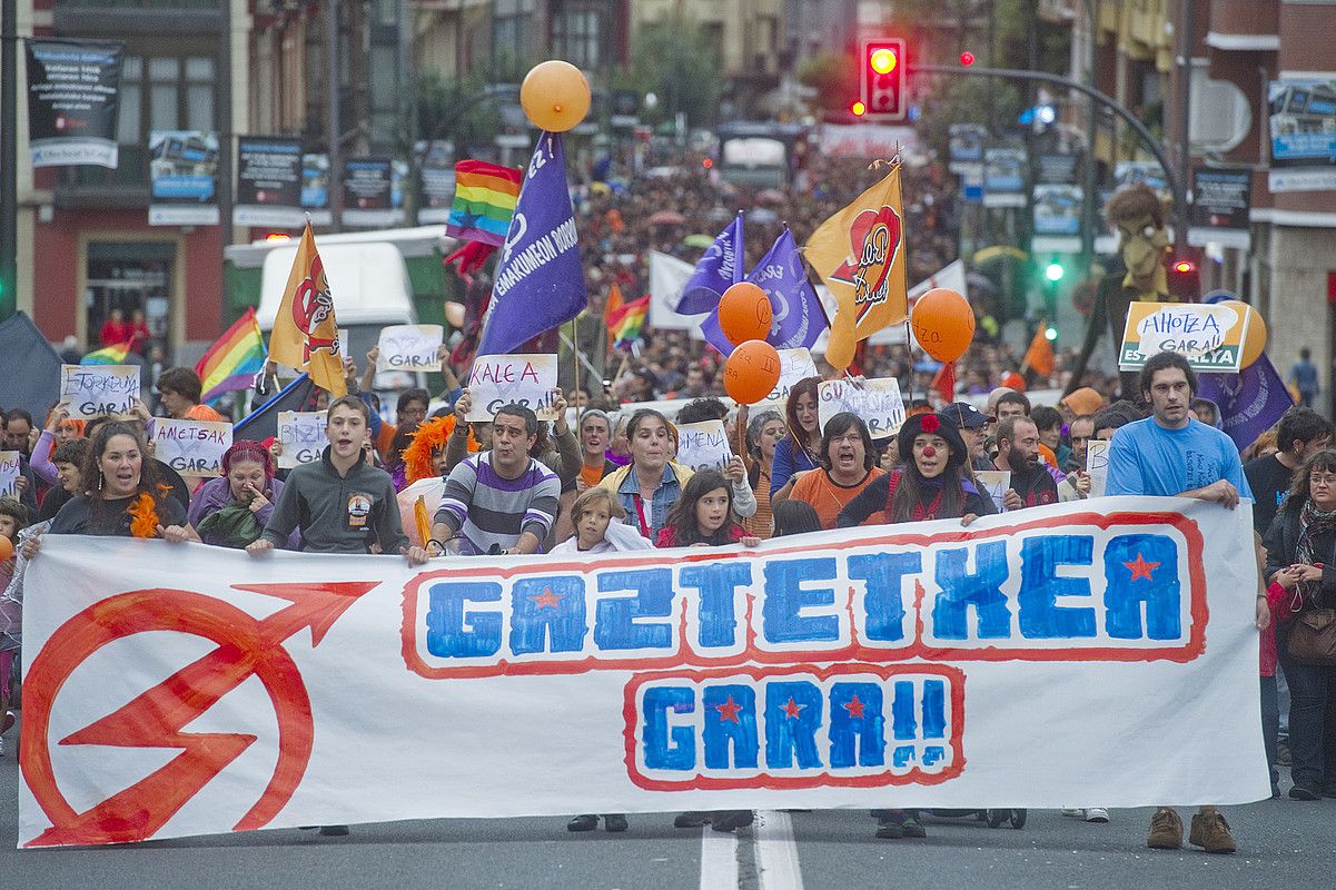 Jende ugari bildu zen manifestaziora; pankarta handi batekin zabaldu zuten bidea, gaztetxearen aldeko mezuarekin. LUIS JAUREGIALTZO / ARGAZKI PRESS.