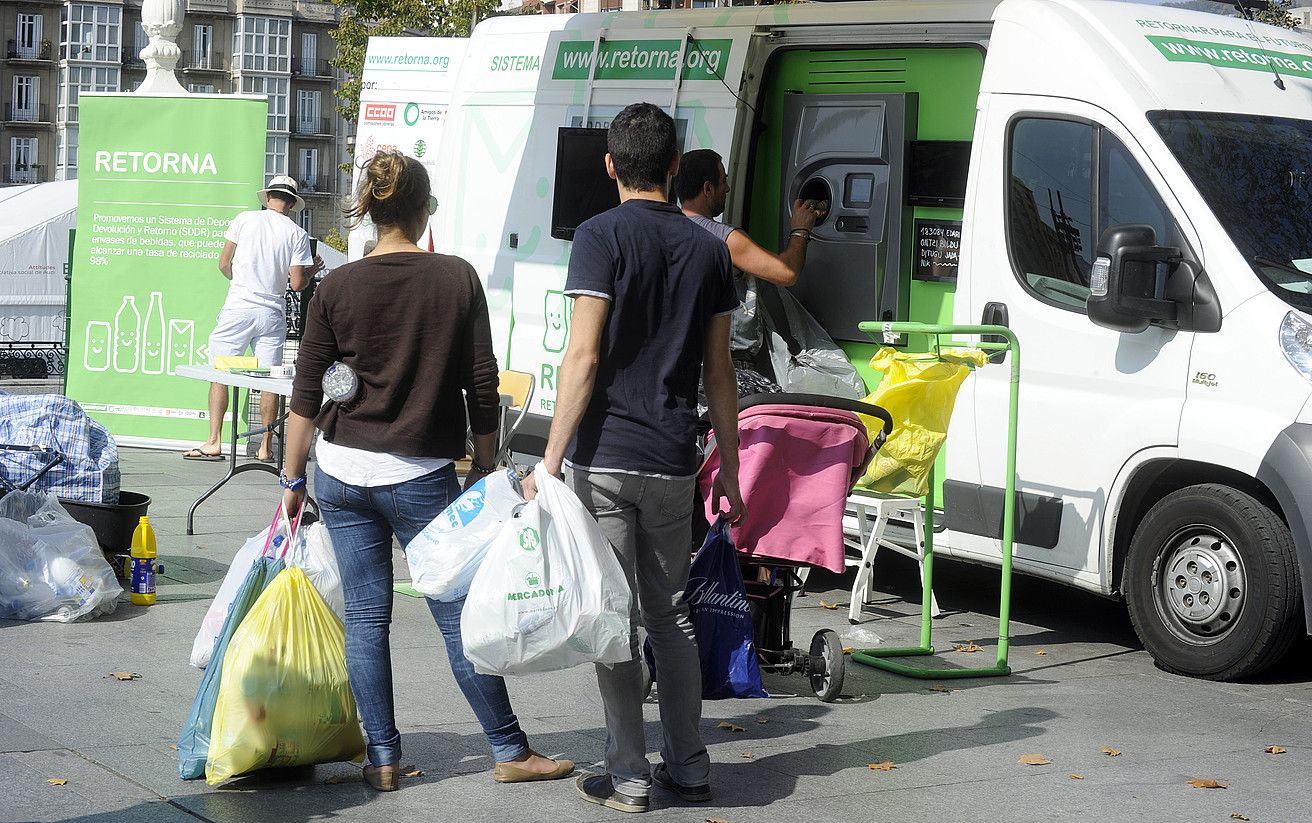 Bilboko hainbat hiritar, Itzuli-Mitzuli furgonetaren aurrean, euren txandaren zain. MONIKA DEL VALLE / ARGAZKI PRESS. Bilboko hainbat hiritar, Itzuli-Mitzuli furgonetaren aurrean, euren txandaren zain. MONIKA DEL VALLE / ARGAZKI PRESS.