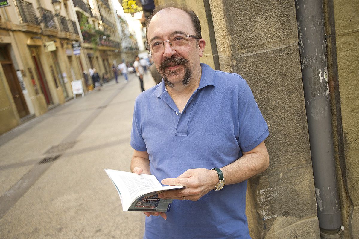 Jesus Mari Olaizola Txiliku idazlea, Bizien gaubeilan liburu berria eskutan, atzo, Donostian. GARI GARAIALDE / ARGAZKI PRESS.