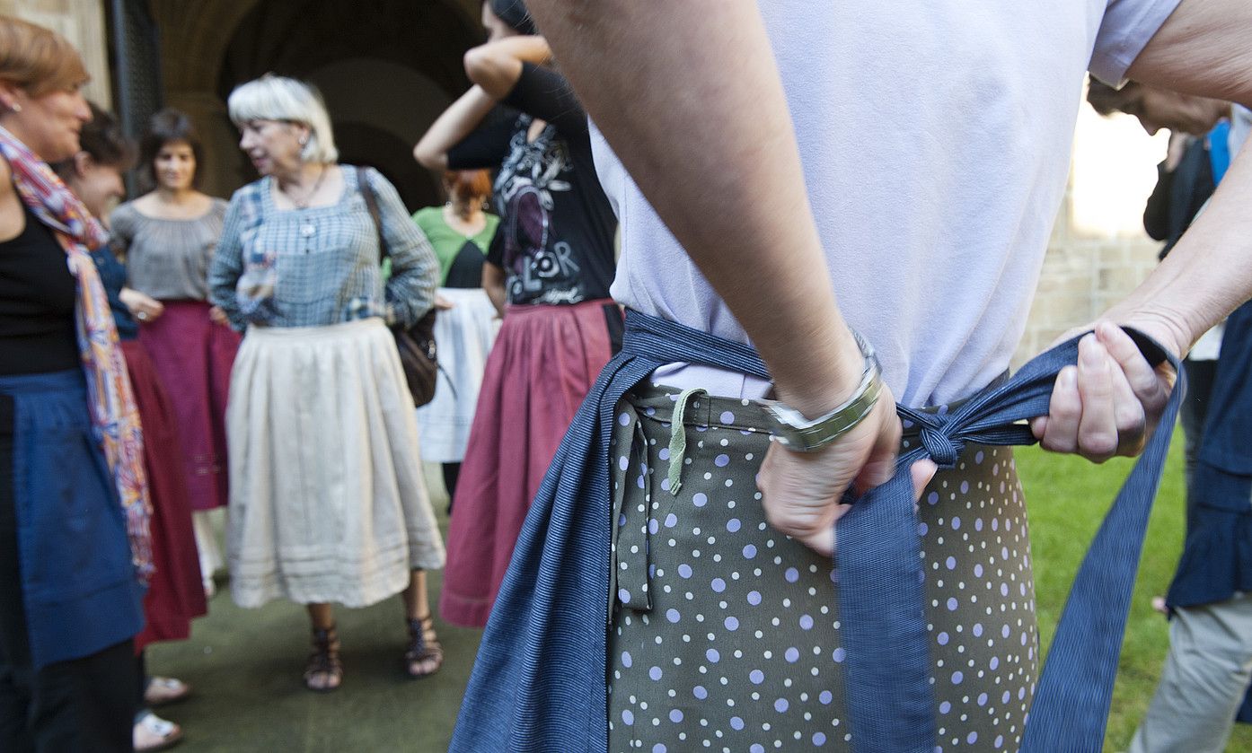 Ehun emakume inguru elkartuko ditu obrak: haietako berrogeiren testigantzak izango dira oinarria, eta beste hirurogeik bertsoz, kantuz eta antzerkiz jantziko dituzte haien hitzak. JON URBE / ARP. Ehun emakume inguru elkartuko ditu obrak: haietako berrogeiren testigantzak izango dira oinarria, eta beste hirurogeik bertsoz, kantuz eta antzerkiz jantziko dituzte haien hitzak. JON URBE / ARP.