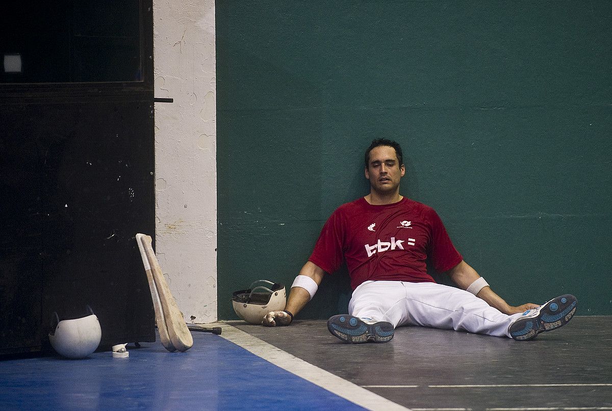 Pablo Fusto, leher eginda, errebotean atseden hartzen, Deportivon. L. J. / ARP. Pablo Fusto, leher eginda, errebotean atseden hartzen, Deportivon. L. J. / ARP.