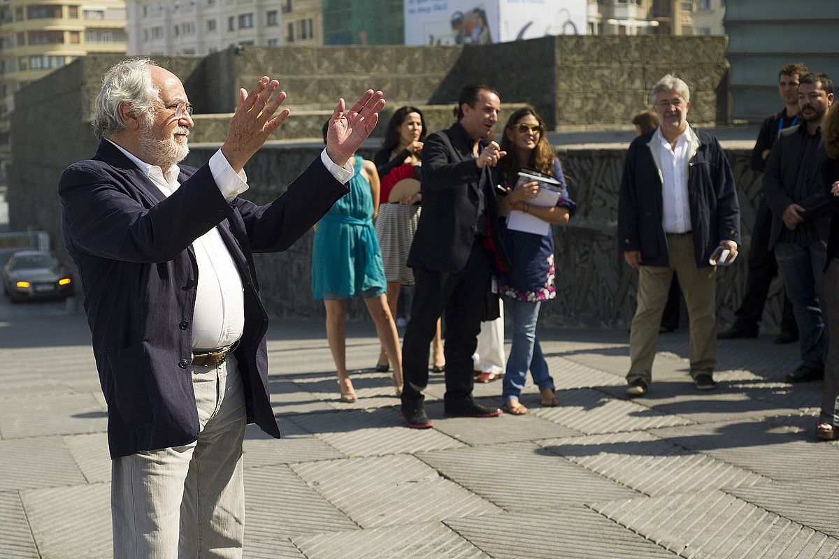 Arturo Ripstein zuzendaria, Las razones del corazón filmeko taldearekin, atzo, pelikularen emanaldiaren ostean, Donostian. GARI GARAIALDE / ARGAZKI PRESS. Arturo Ripstein zuzendaria, Las razones del corazón filmeko taldearekin, atzo, pelikularen emanaldiaren ostean, Donostian. GARI GARAIALDE / ARGAZKI PRESS.