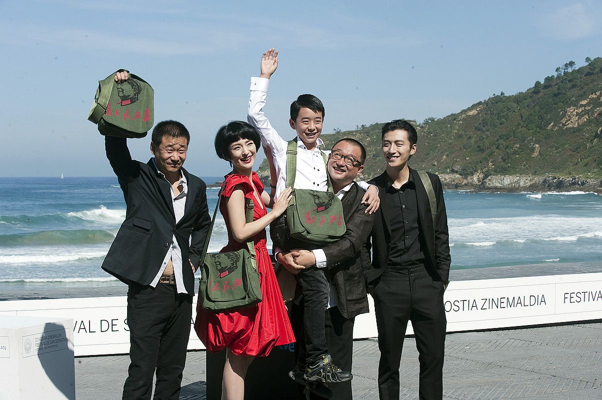 Wang Xiaoshuai zuzendaria (laugarrena ezkerretik), Quiao Renliang, Ju Ze, Liu Wenquing eta Wang Jingchun aktoreekin, atzo, 11 Flowers filmaren emanaldiaren ostean, Donostian. JUAN CARLOS RUIZ / ARGAZKI PRESS. Wang Xiaoshuai zuzendaria (laugarrena ezkerretik), Quiao Renliang, Ju Ze, Liu Wenquing eta Wang Jingchun aktoreekin, atzo, 11 Flowers filmaren emanaldiaren ostean, Donostian. JUAN CARLOS RUIZ / ARGAZKI PRESS.