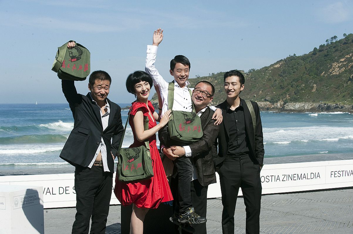 Wang Xiaoshuai zuzendaria (laugarrena ezkerretik), Quiao Renliang, Ju Ze, Liu Wenquing eta Wang Jingchun aktoreekin, atzo, 11 Flowers filmaren emanaldiaren ostean, Donostian. JUAN CARLOS RUIZ / ARGAZKI PRESS.