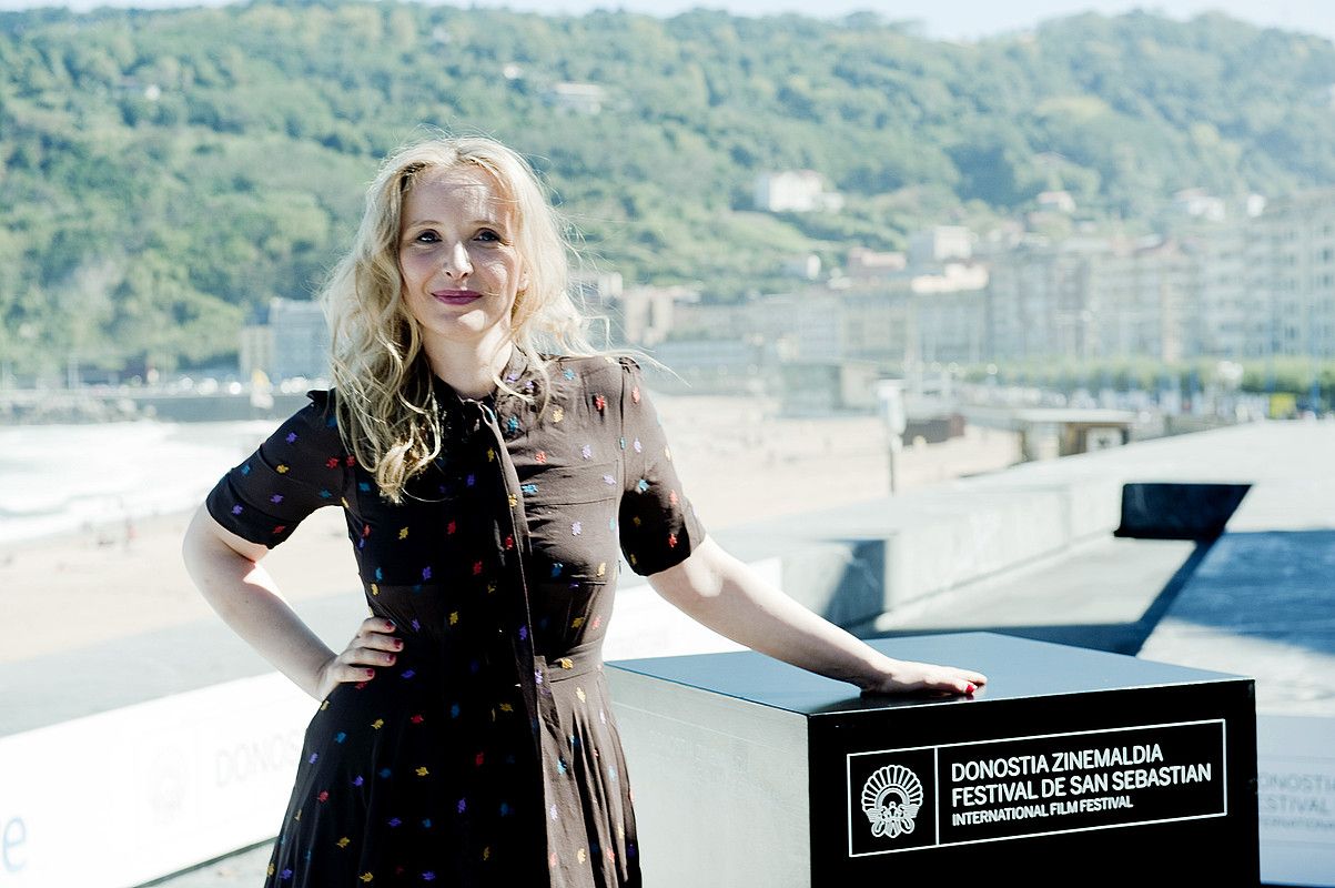 Julie Delpy zuzendari eta aktore frantsesa, atzo, Donostian. JUAN CARLOS RUIZ / ARP. Julie Delpy zuzendari eta aktore frantsesa, atzo, Donostian. JUAN CARLOS RUIZ / ARP.