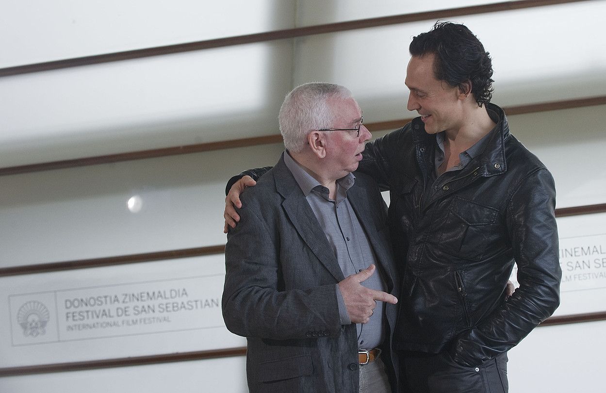 Terence Davies zinemagilea eta Tom Hiddleston aktorea, The Deep Blue Sea filma erakutsi ostean, atzo, Kursaalean. ANDONI CANELLADA / ARGAZKI PRESS. Terence Davies zinemagilea eta Tom Hiddleston aktorea, The Deep Blue Sea filma erakutsi ostean, atzo, Kursaalean. ANDONI CANELLADA / ARGAZKI PRESS.