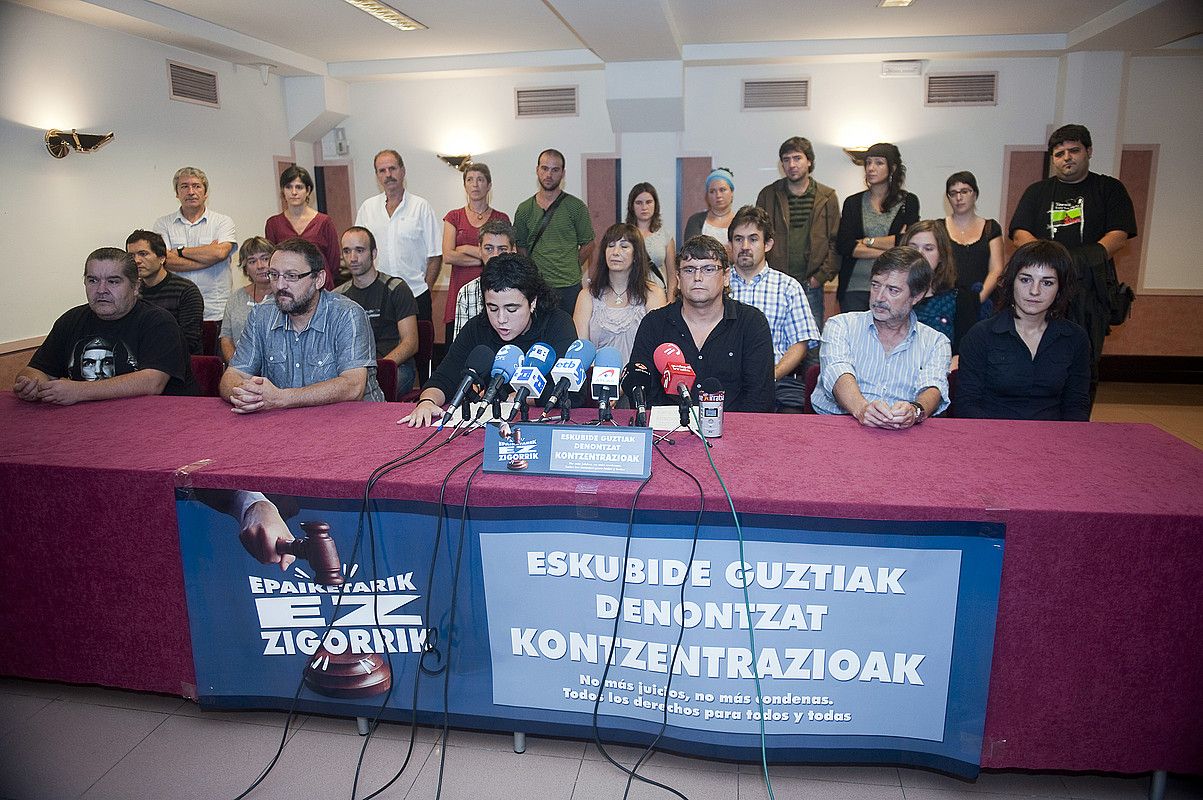Mobilizazioetarako deia egin zuten prentsaurrekoan izan ziren 'Bateragune auzian' auzipetutako Mañel Serra, Txelui Moreno, Rafa Diez eta Amaia Esnal, atzo. JUAN CARLOS RUIZ / ARGAZKI PRESS. Mobilizazioetarako deia egin zuten prentsaurrekoan izan ziren 'Bateragune auzian' auzipetutako Mañel Serra, Txelui Moreno, Rafa Diez eta Amaia Esnal, atzo. JUAN CARLOS RUIZ / ARGAZKI PRESS.