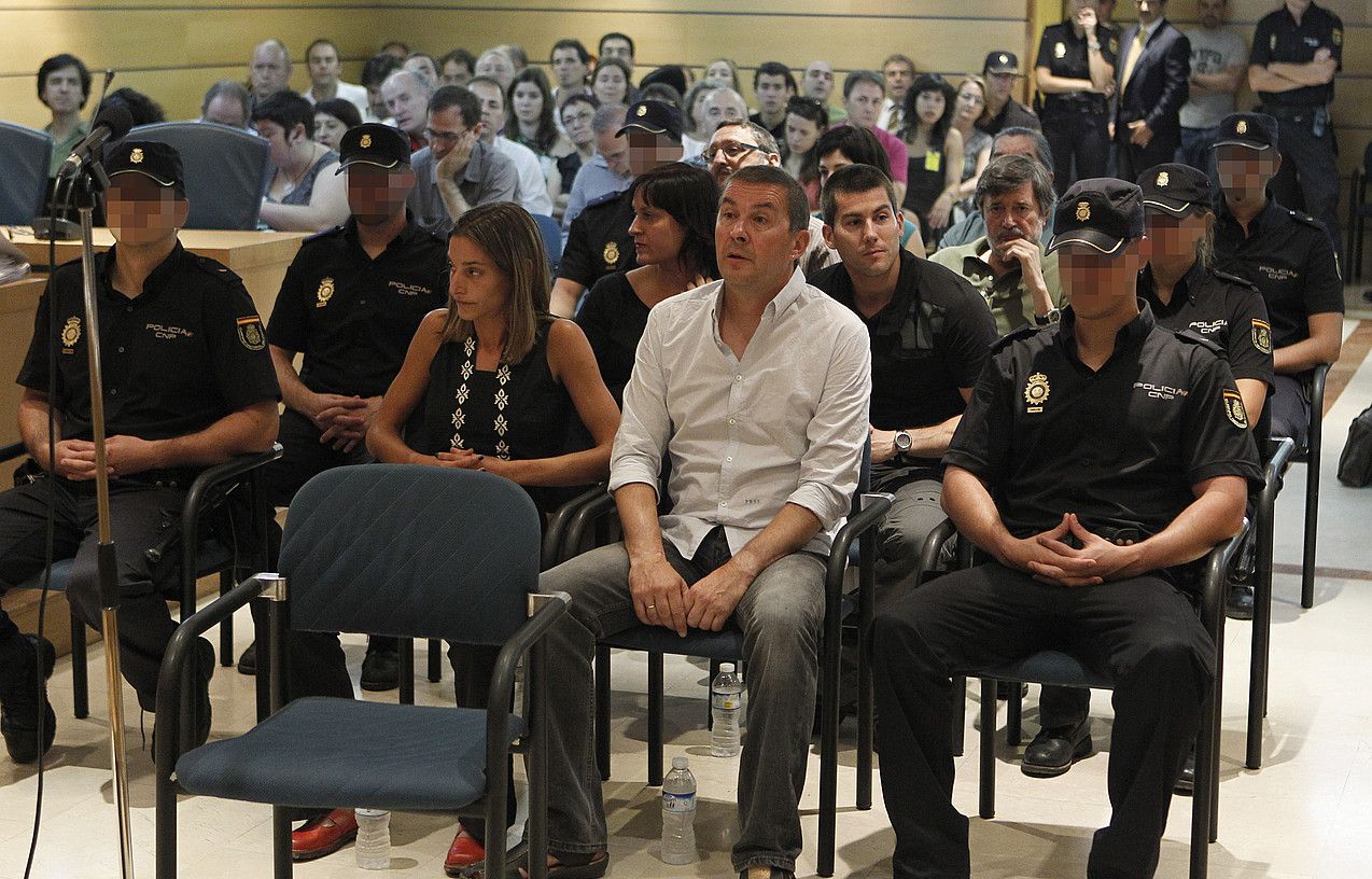 Miren Zabaleta, Arnaldo Otegi, Sonia Jacinto, Arkaitz Rodriguez, Txelui Moreno, Amaia Esnal, Rafa Diez eta Mañel Serra, Auzitegi Nazionaleko akusatuen aulkian eserita. ARGAZKI PRESS.