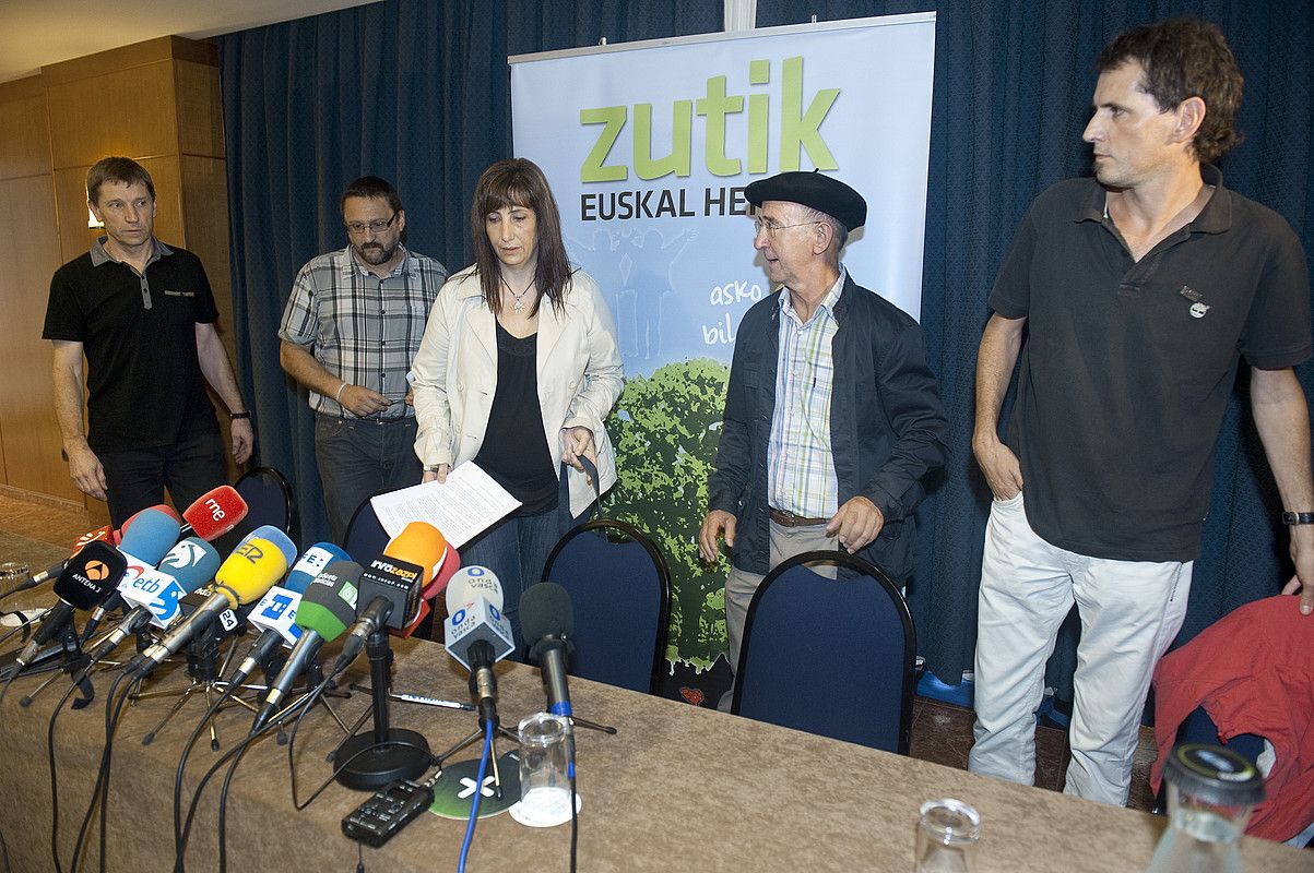 Etxeberria, Legorburu, Moreno, Erkizia eta Moreno ezker abertzaleko kideek prentsaurrekoa eman zuten Donostian, atzo. JON URBE / ARGAZKI PRESS.