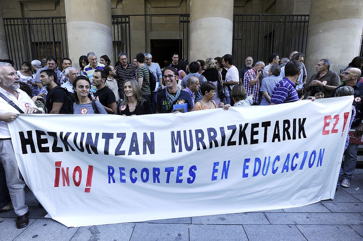 Nafarroako irakaskuntzako sindikatuak protestan, herenegun. IÑIGO URIZ / ARGAZKI PRESS.