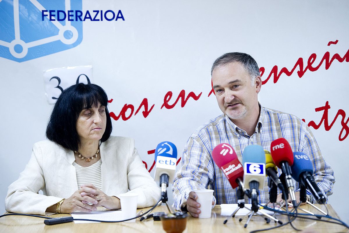 Carmen Nieto eta Santiago Alvarez, Herrikoako heziketa koordinatzailea eta zuzendaria, atzo. IÑIGO URIZ / ARGAZKI PRESS. Carmen Nieto eta Santiago Alvarez, Herrikoako heziketa koordinatzailea eta zuzendaria, atzo. IÑIGO URIZ / ARGAZKI PRESS.