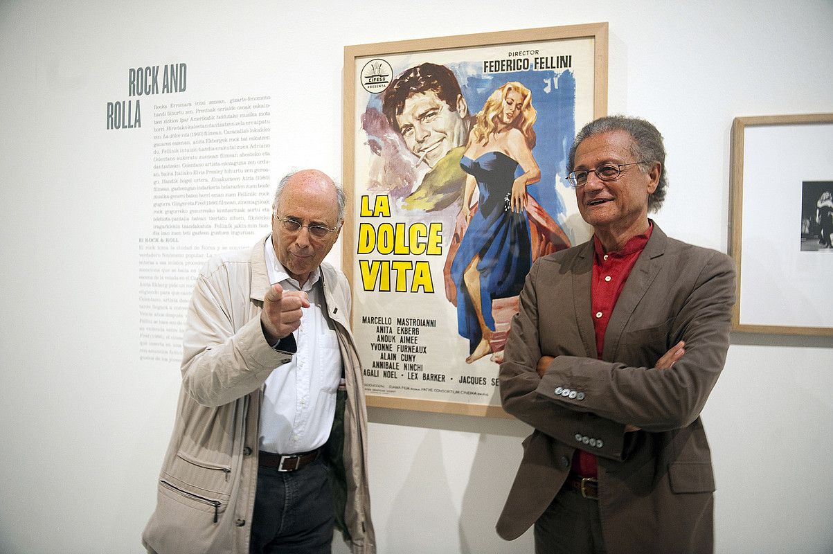 Gerald Morin eta Paolo Fabbri, La Dolce Vita-ren kartelaren ondoan, erakusketa aurkezten, atzo. JUAN CARLOS RUIZ / ARP.