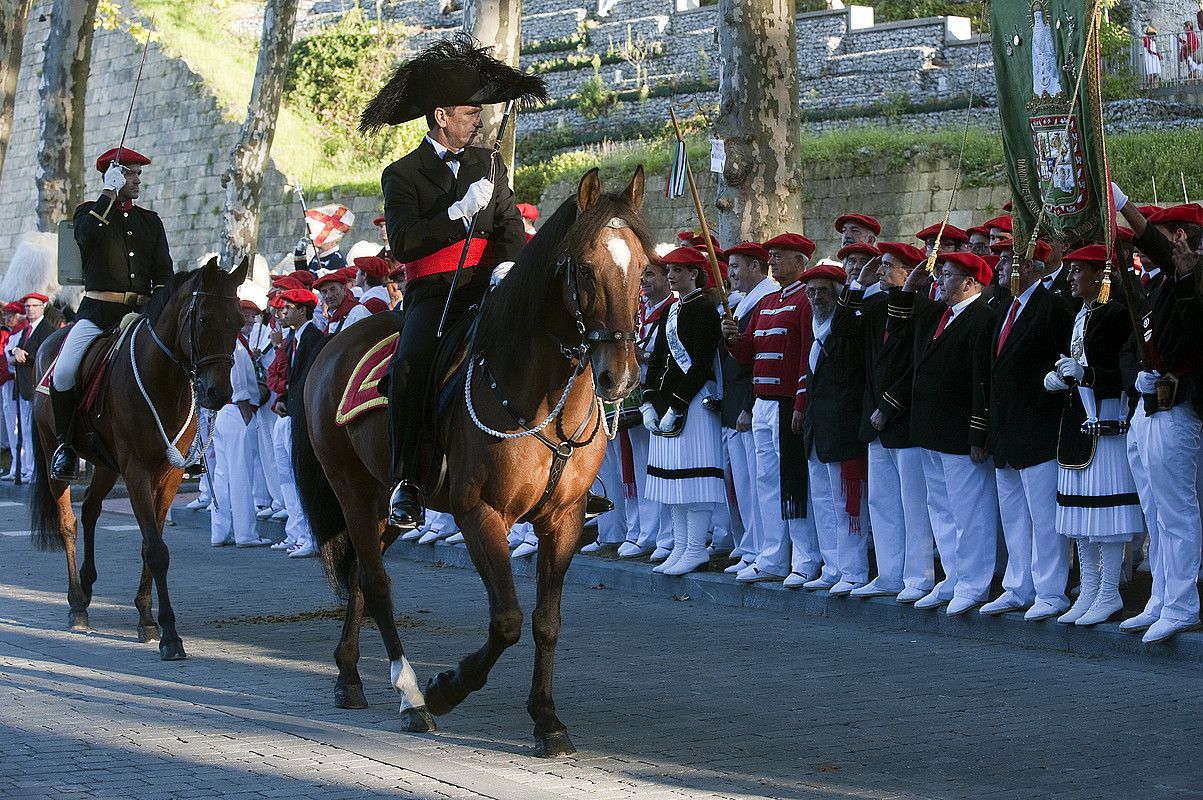 Hondarribiko alarde tradizionalaren desfilea, ostegunean. JUAN CARLOS RUIZ / ARGAZKI PRESS.
