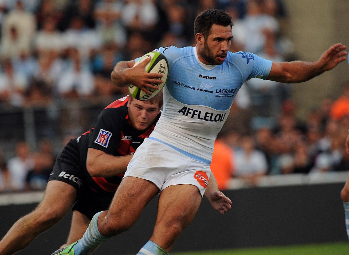 Thibault Lacroix, baloiarekin, Tolosaren aurkako partidan, Top14ko estreinako jardunaldian. GAIZKA IROZ. Thibault Lacroix, baloiarekin, Tolosaren aurkako partidan, Top14ko estreinako jardunaldian. GAIZKA IROZ.