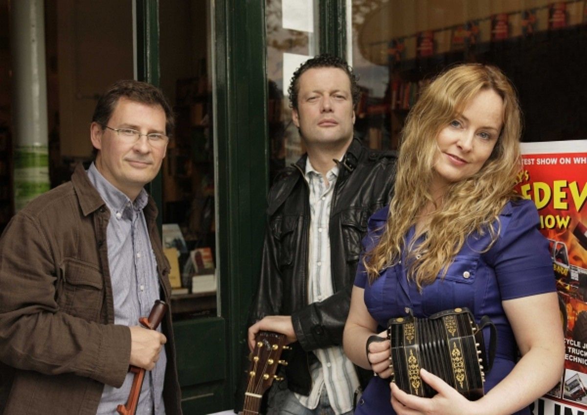 Ibon Koteron, Davin Ralston eta Niamh Ni Charra musikariek osatzen dute The Basque Irish Connection. BERRIA.