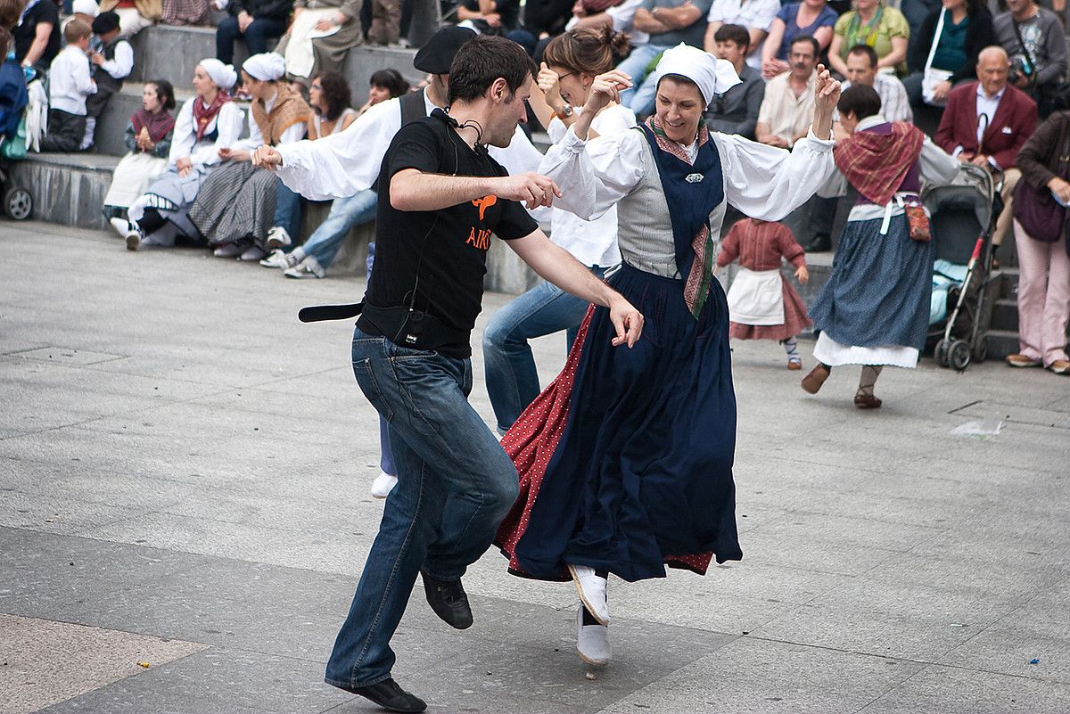 Aiko taldeko Patxi Laborda, dantzari bat ondoan duela, erromeria batean. AIKO TALDEA.