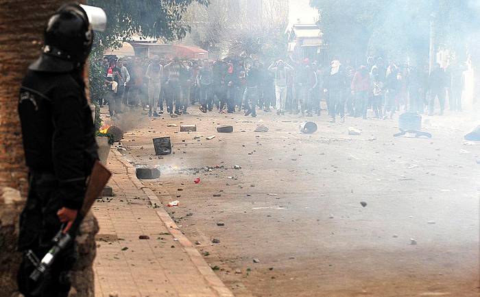 Poliiak eta manifestariak elkarren arka, gaur, Teburba hirian. STR/EFE