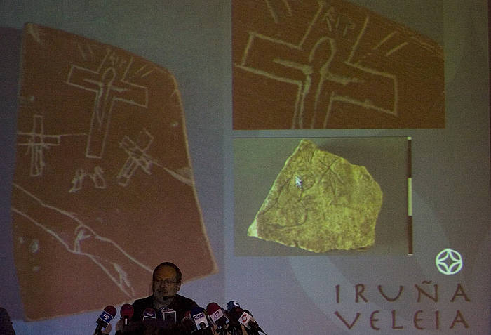 2008an piezen benetakotasuna defendatzeko Eliseo Gil arkeologoak egindako prentsaurrekoa. RAUL BOGAJO/ ARGAZKI PRESS