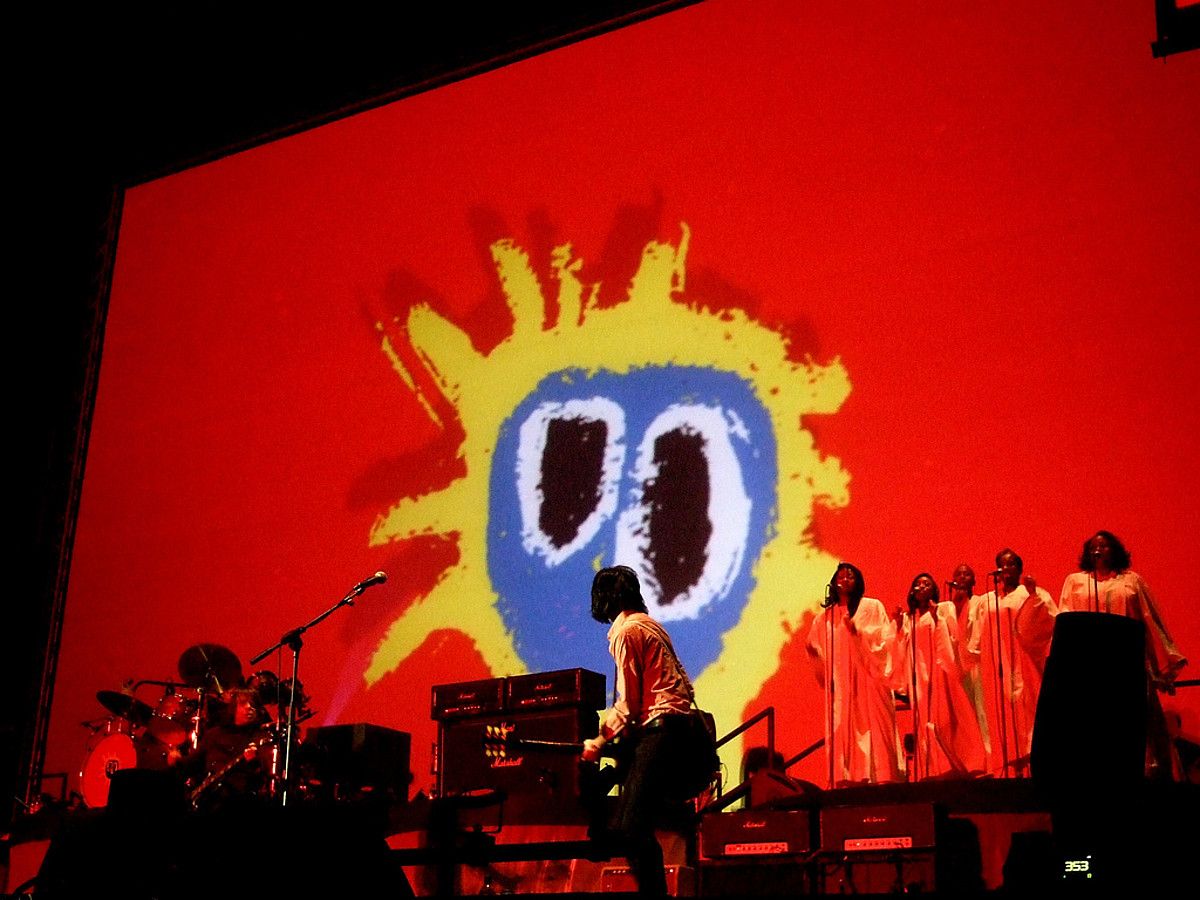 Primal Scream Eskoziako taldea, Screamadelica diskoko kantuak jotzeko emanaldi batean. X / BERRIA.