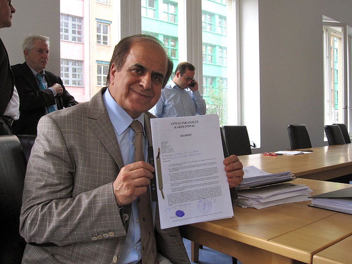 Karim Popal abokatua, NATOren bonbardaketan hildako zibilen senideek Alemaniaren aurka salaketa jartzeko emandako aginduarekin. HARALD NEUBER.