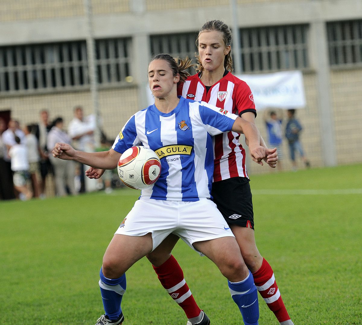 Ainara Manterola Realekoa eta Irene Paredes Athleticekoa, lehian, Euskal Kopako finalean. MARISOL RAMIREZ / ARP.