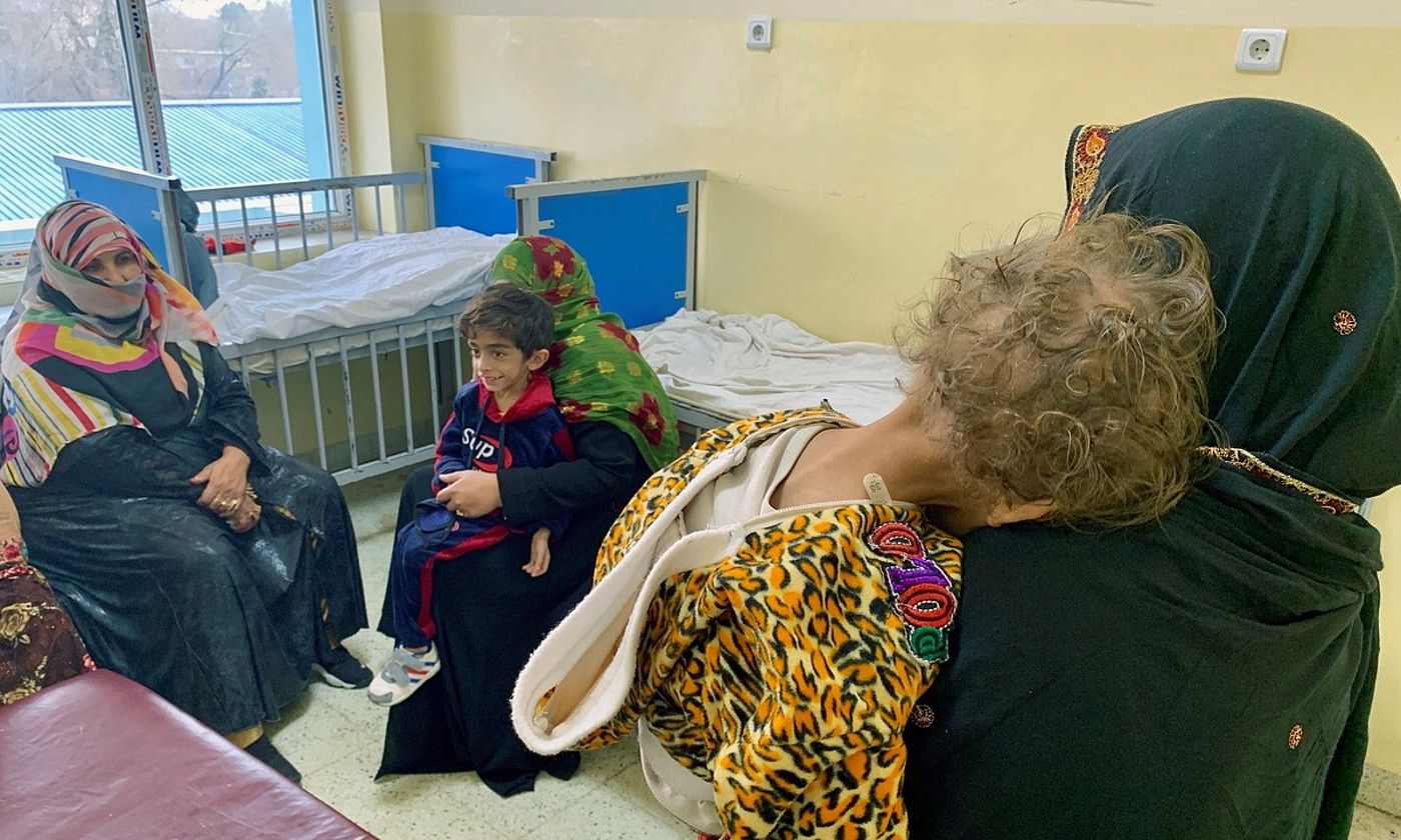 Bi emakume eta bi haur, joan den abenduan, Kabulgo ospitale batean. MONCHO TORRES / EFE. Bi emakume eta bi haur, joan den abenduan, Kabulgo ospitale batean. MONCHO TORRES / EFE.