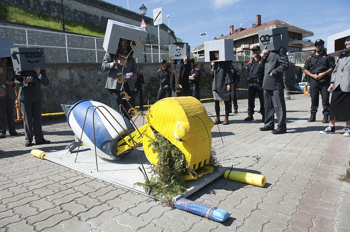 AHT Gelditu! Elkarlana taldeko kideak, Donostiako Miramar jauregian eginiko parodian. JON URBE / ARGAZKI PRESS. AHT Gelditu! Elkarlana taldeko kideak, Donostiako Miramar jauregian eginiko parodian. JON URBE / ARGAZKI PRESS.