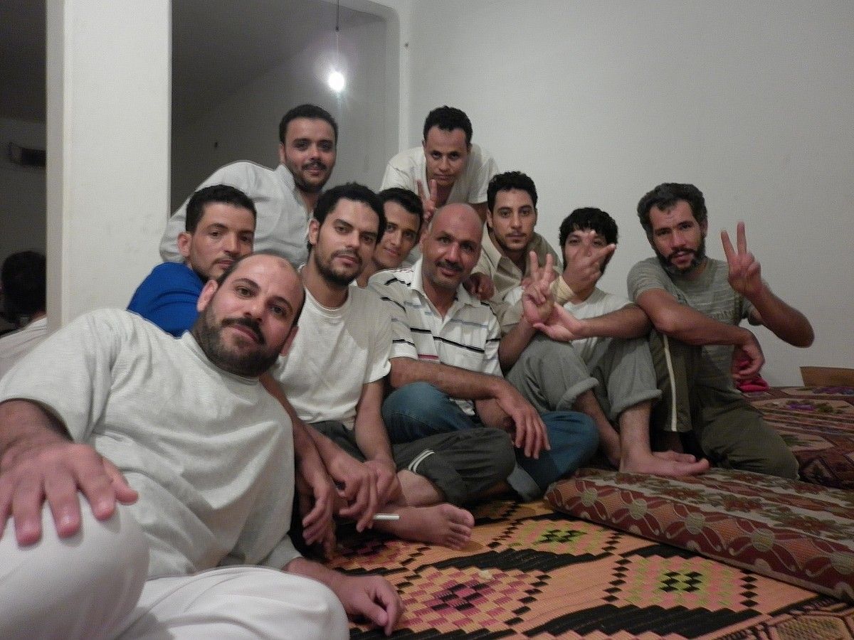 Aiman Agami Abdelgauad, irudiaren erdian elastiko marradunarekin, Abu Salim kartzelatik ateratako preso ohiekin, atzo, Zintan hirian. KARLOS ZURUTUZA. Aiman Agami Abdelgauad, irudiaren erdian elastiko marradunarekin, Abu Salim kartzelatik ateratako preso ohiekin, atzo, Zintan hirian. KARLOS ZURUTUZA.