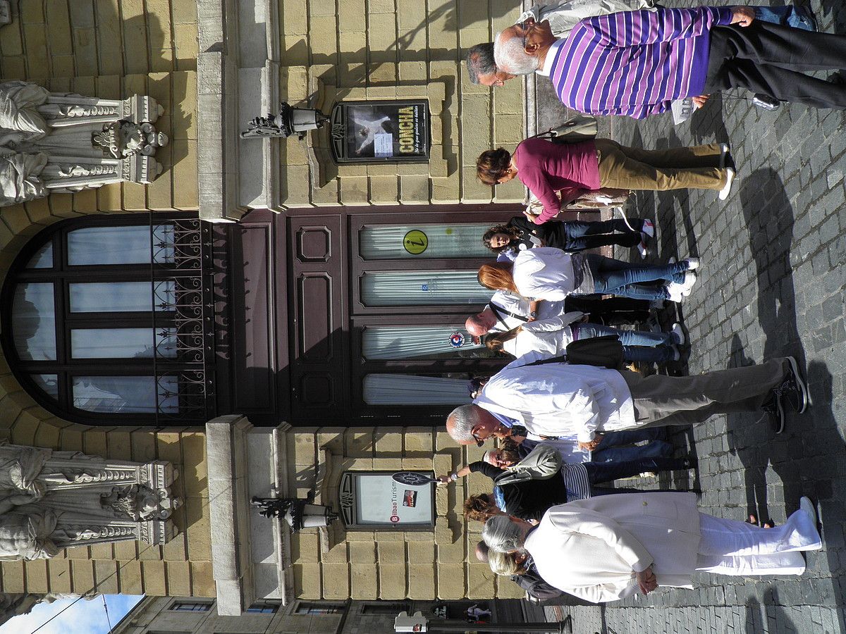 Arriagako informazio bulegotik turista talde mordoa igarotzen da. IBAI MARURI.