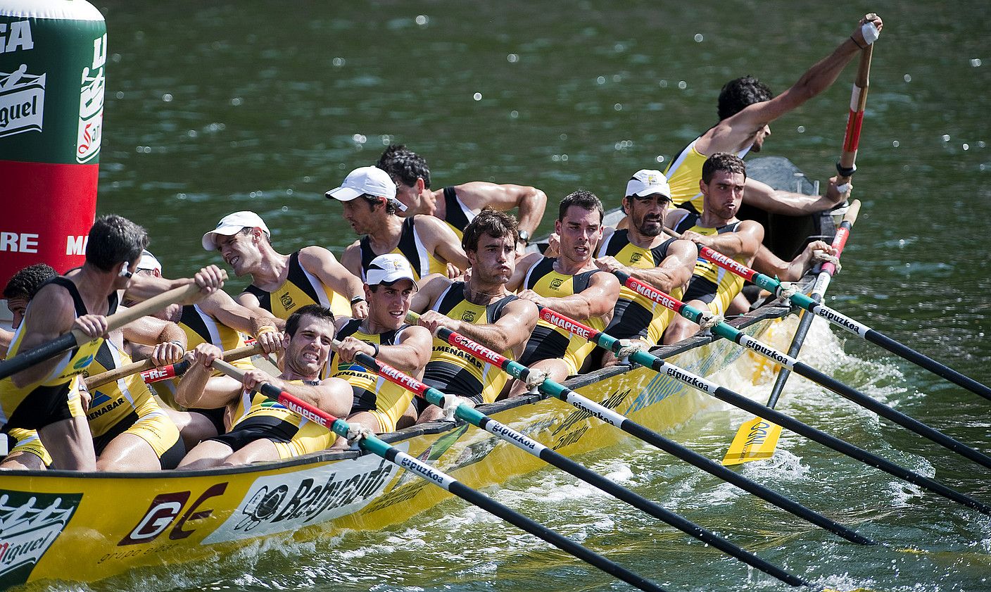 Orioko trainerua, Pasai Donibaneko ikurrinan. JUAN CARLOS RUIZ / ARGAZKI PRESS.