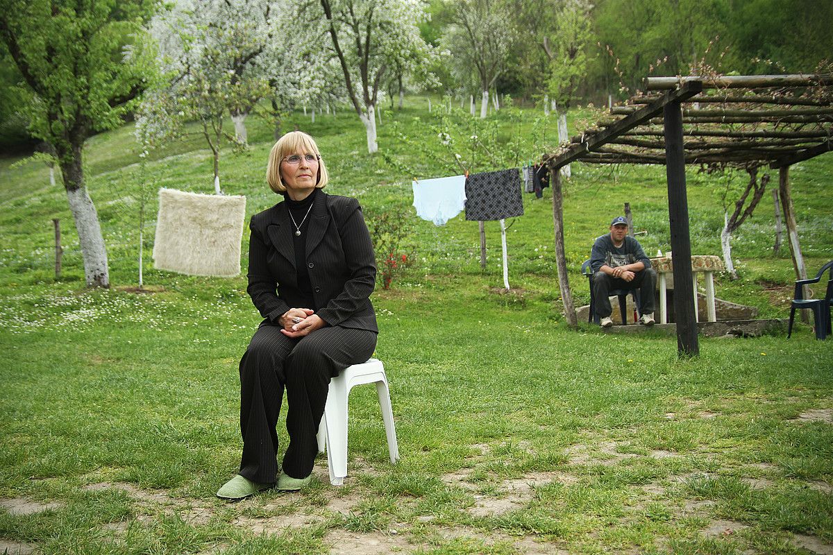 Sehida Abdurahmanovic eta Kada Hotic; Srebrenicako bere etxearen aurreko belazean bata, eta senarraren hilarriaren aurrean bestea. CARLES CASTRO. Sehida Abdurahmanovic eta Kada Hotic; Srebrenicako bere etxearen aurreko belazean bata, eta senarraren hilarriaren aurrean bestea. CARLES CASTRO.