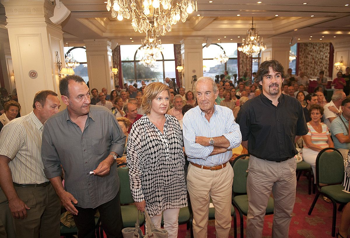 Ikerne Badiola, Carlos Garaikoetxea eta Pello Urizar, atzo, Donostian EAk egindako ekitaldian. JUAN CARLOS RUIZ / ARGAZKI PRESS. Ikerne Badiola, Carlos Garaikoetxea eta Pello Urizar, atzo, Donostian EAk egindako ekitaldian. JUAN CARLOS RUIZ / ARGAZKI PRESS.