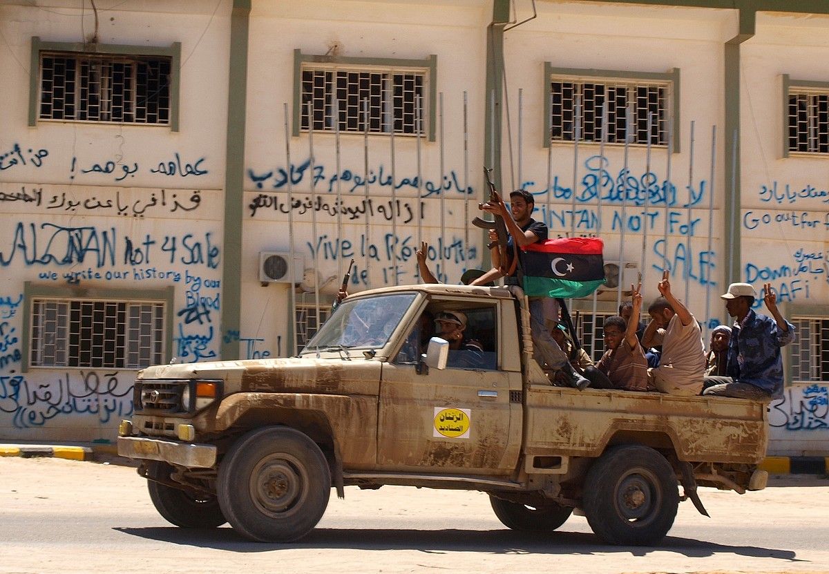 Libiar matxinoak, hiru koloreko bandera daraman ibilgailuan, Nalutetik Tripolira bidean. KARLOS ZURUTUZA.