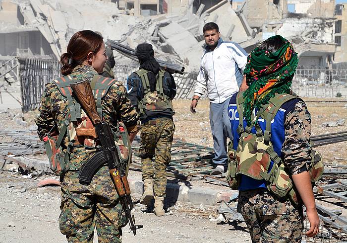 AEBren abesa duten milizia kurduak Al Raqa hiriko (Siria) erdigunean, artxiboko irudi batean. YOUSSEF RABIH YOUSSEF, EFE