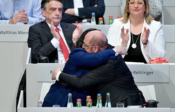 Andrea Nahles eta Martin Schulz, elkar besarkatzen, kongresuaren amaieran. SASCHA STEINBACH, EFE